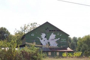 Photo of Hawkins Barn with the previous mural. 