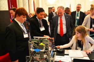 Sen. Tim Kaine looks at projects made by Marsteller CTE Students. (L-R: Will Lowery, JV Corsino, Sen. Tim Kaine and Olivia Cunnigham.)