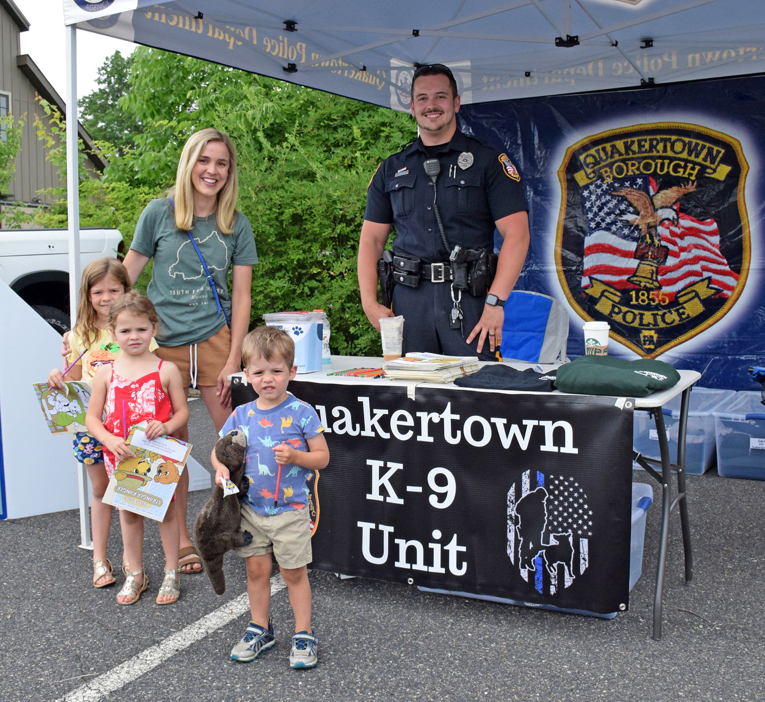 Officer Kevin Foster with Laura, Frankie, Caroline and Asa Tedesco.