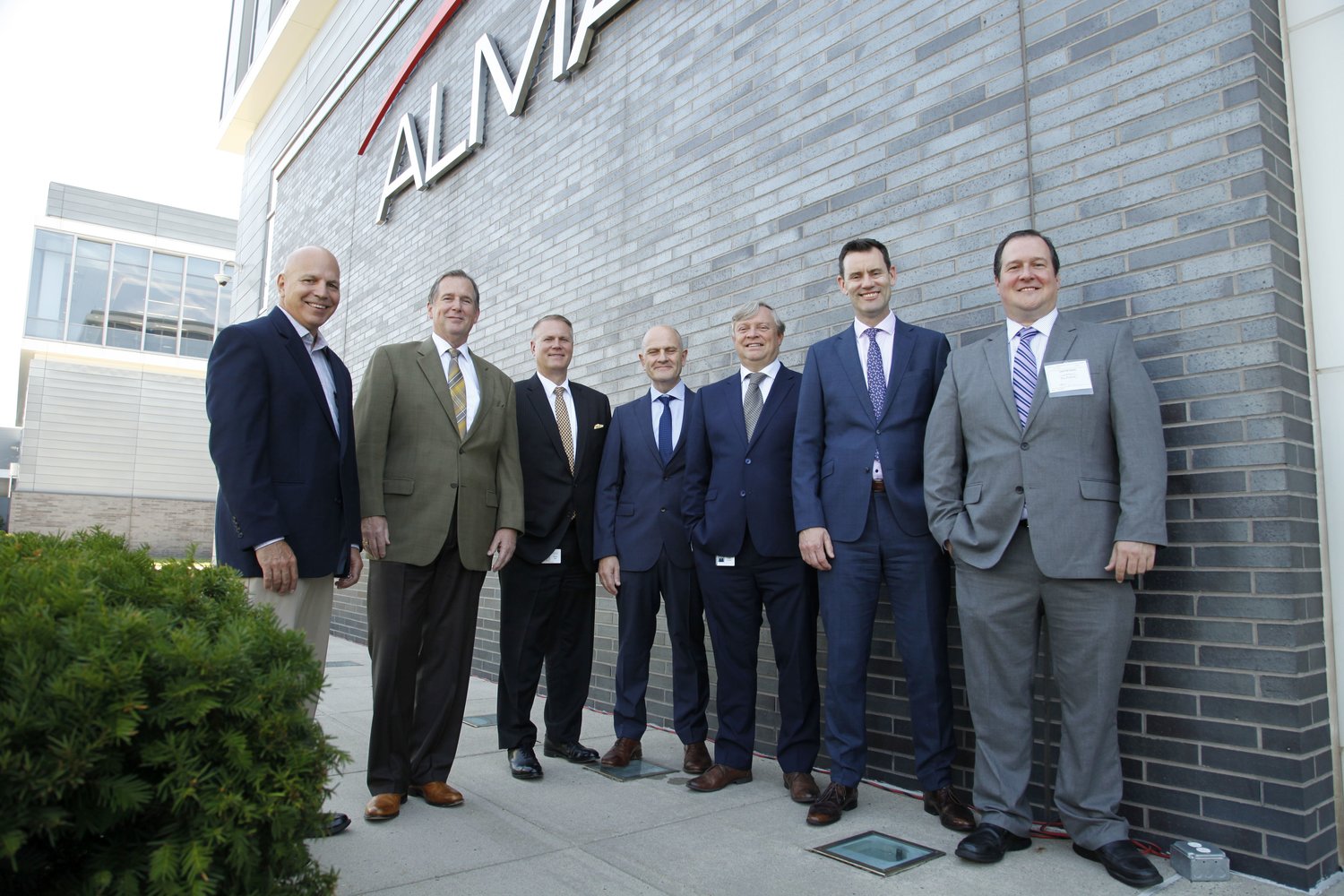 Jim Corrigan, left, Almac’s Senior engineering project manager
overseeing the expansion project, as well as executives from Almac’s clinical services business and members of the Almac Board, are photographed with Pennsylvania’s Acting Secretary of Economic and Community Development Neil Weaver.
