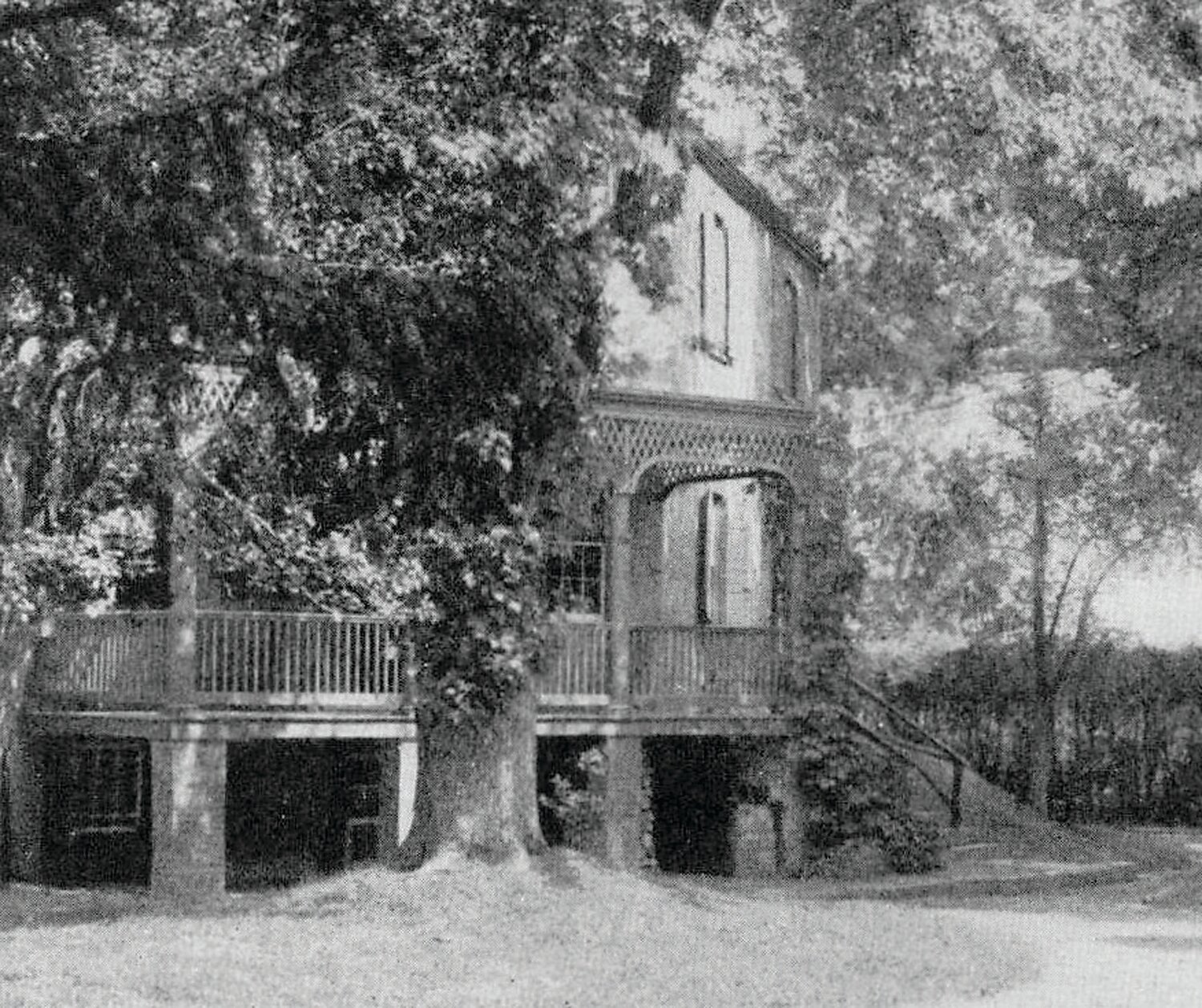 A 1917 photograph of a rear view of Cintra shows lattice work on the porch.