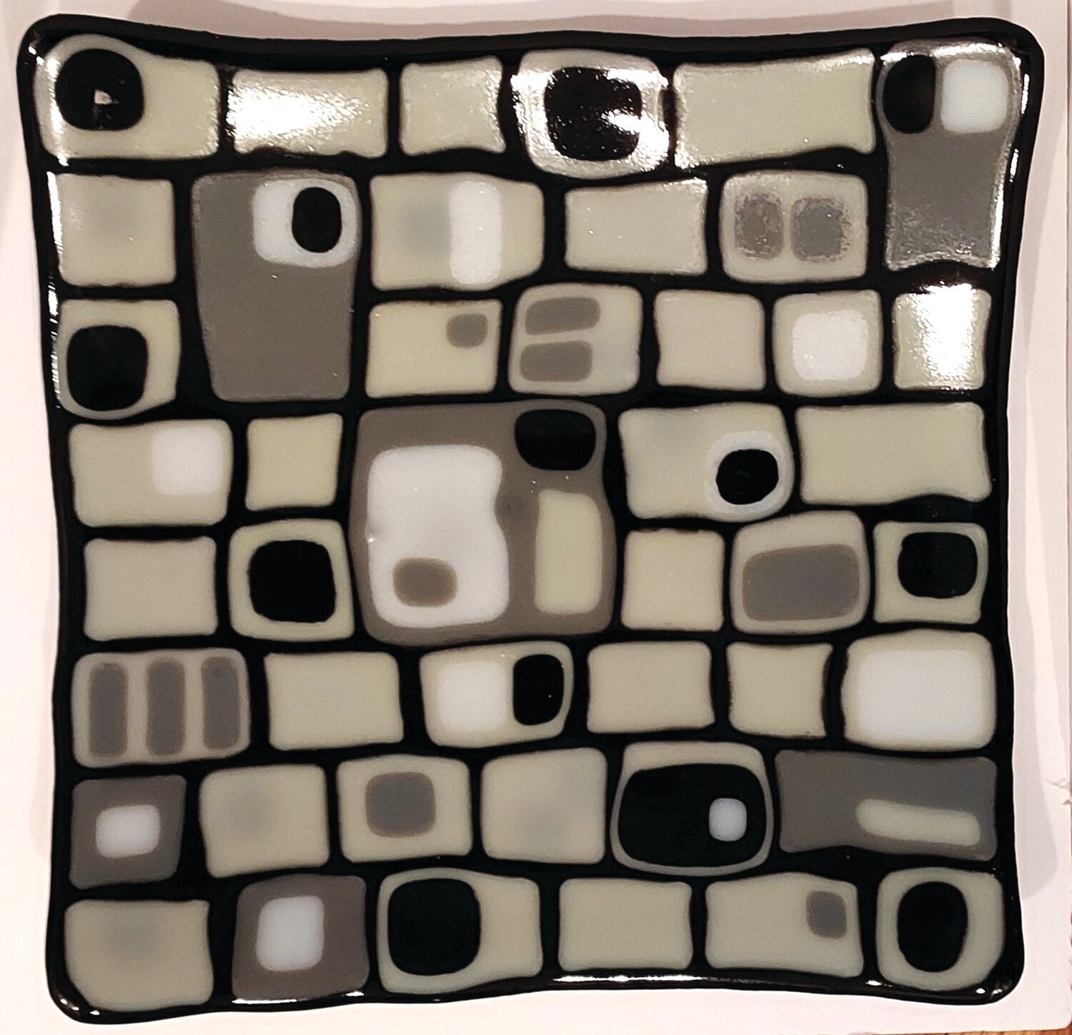 “Neither Black nor White” is a glass plate by Nancy Allen.