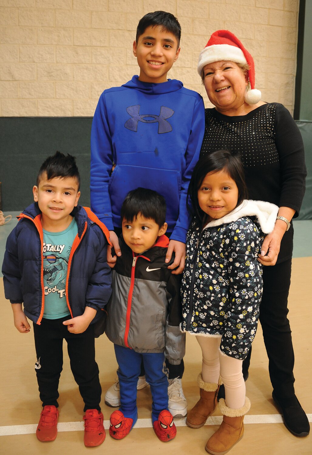 Luz, wearing a Santa hat, with Christopher, Edward, Velaria and Samuel.