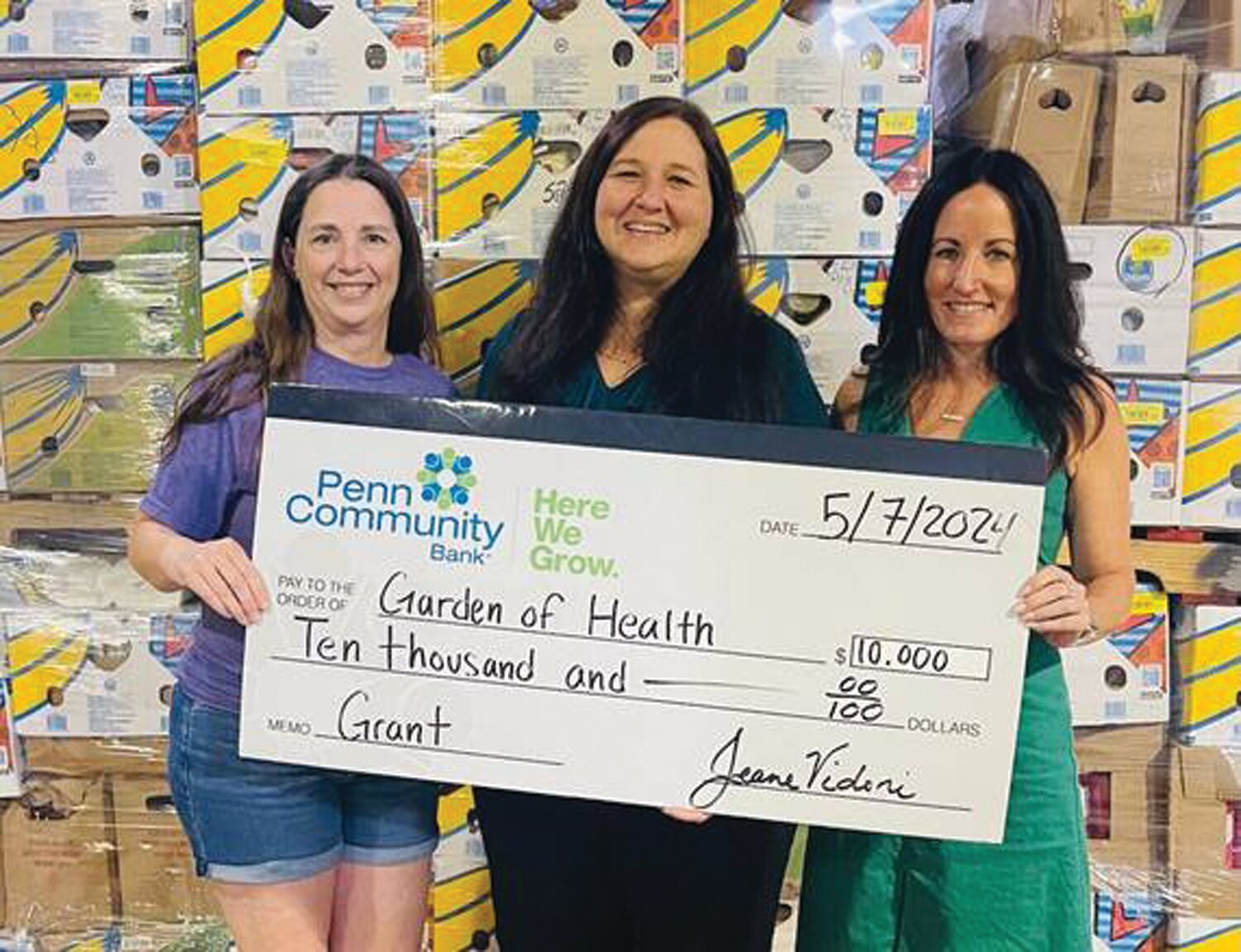 Garden of Health founder Carol Bauer accepts a check from Penn Community Bank Manager of 
Corporate Social Responsibility & Government Affairs Kelly Boyle and Multi-Site Manager Melanie Scholl.