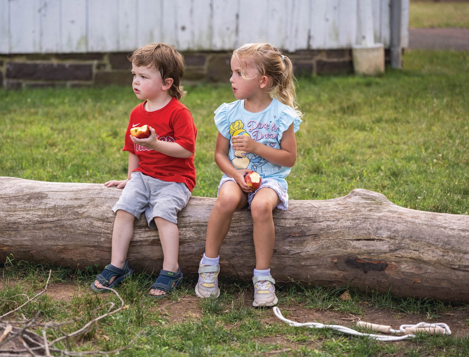 Lachlan O’Toole and Magnolia Warren eat apples.