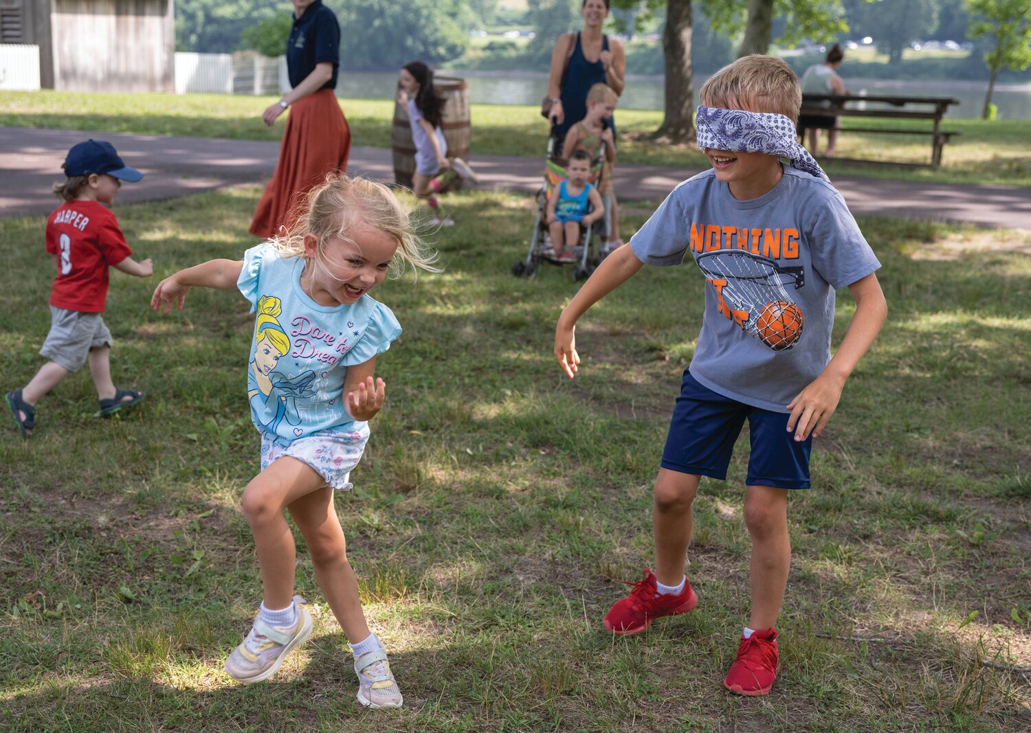 Judah Warren tries to capture his sister, Magnolia Warren.