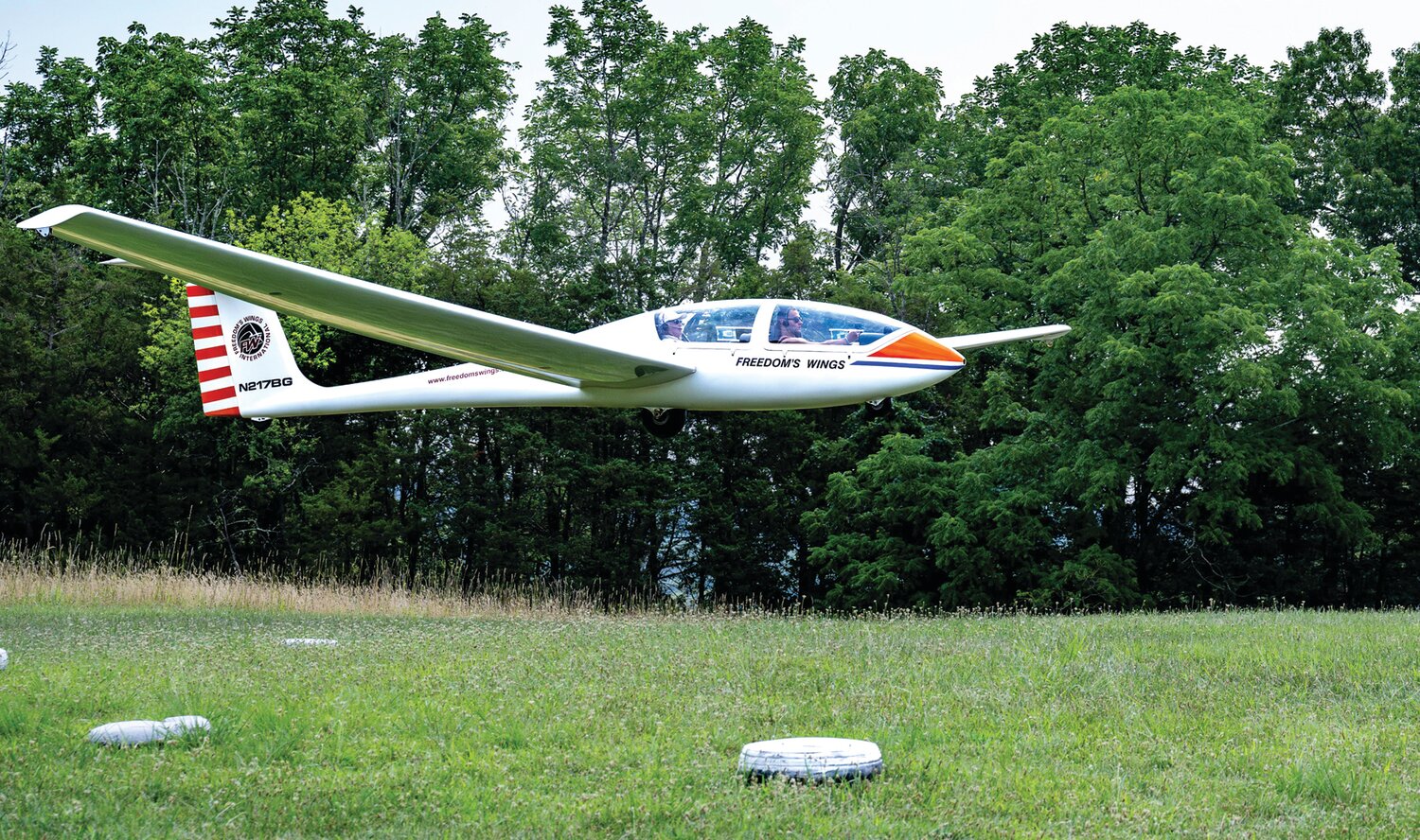 Michael McDonald prepares to land after soaring in the sky for 30 minutes.