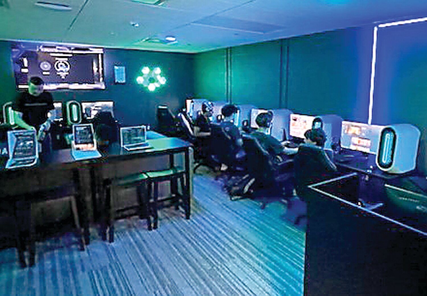 Left: The new Metro Esports gaming lounge at the Y in Fairless Hills, operating since April, consists of 14 gaming PCs and two console stations.