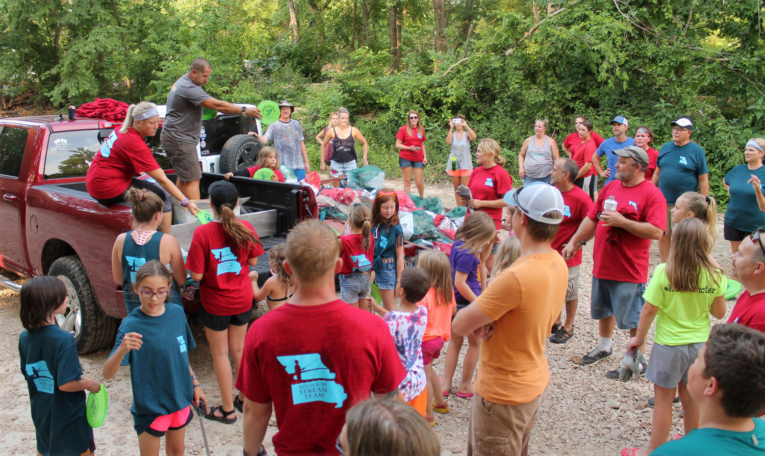 PHOTO GALLERY Missouri Stream Team cleans up Lindenlure Christian