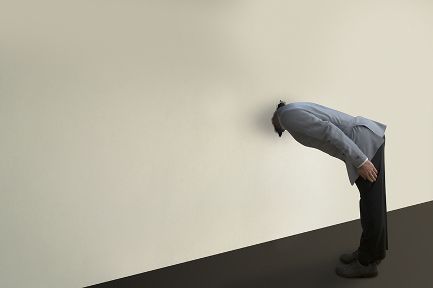 A-wall исполнитель. Выглядывавает человек. What invention lets you look right through a wall перевод на русский. Человек пробивает стену рукой. Look through wall.